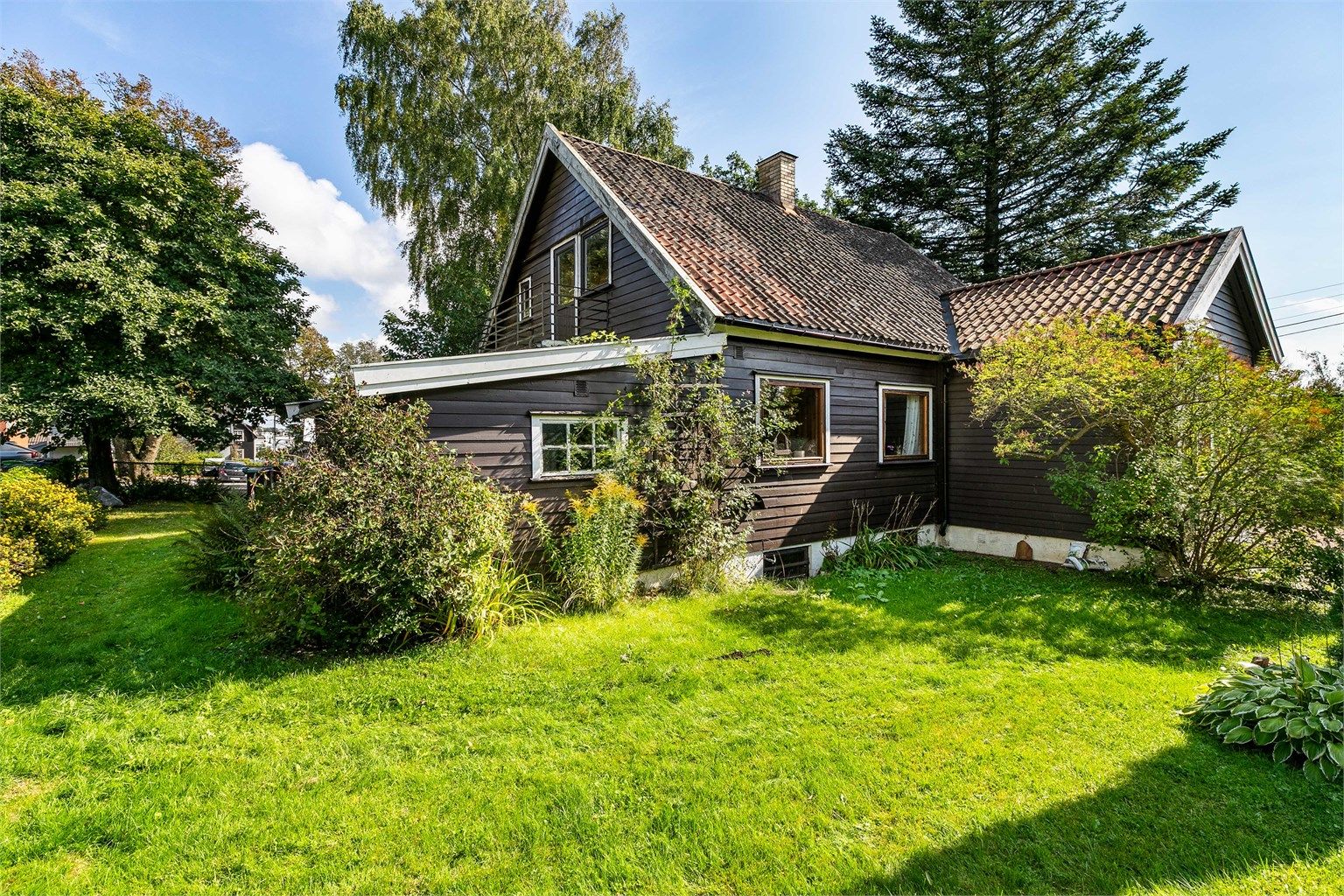 Utskiftning av så vel kledning som taktekking og vinduer bør påregnes i tillegg til ulike utbedringer for øvrig.