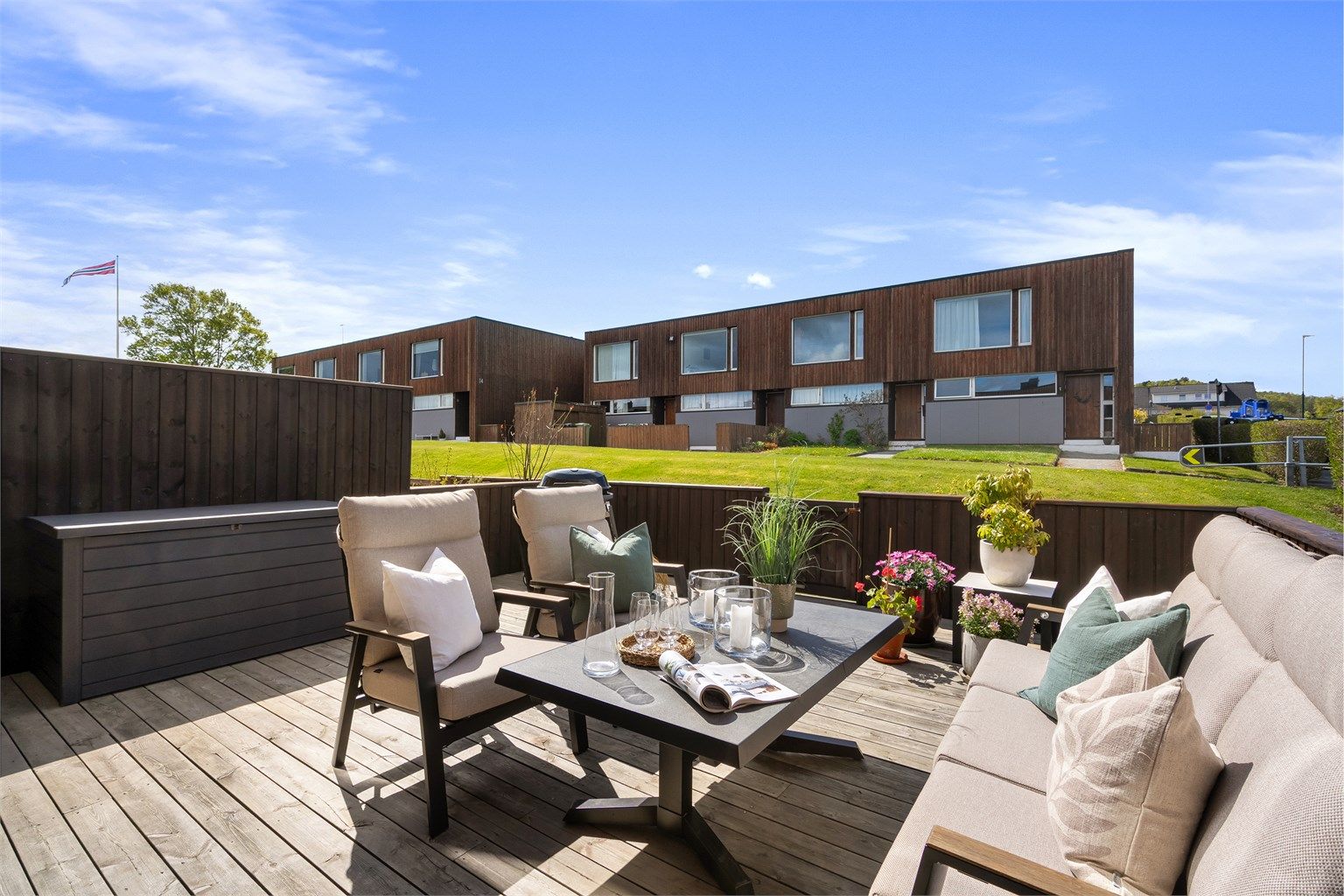 Fine og velholdte fellesområder utenfor boligen. 