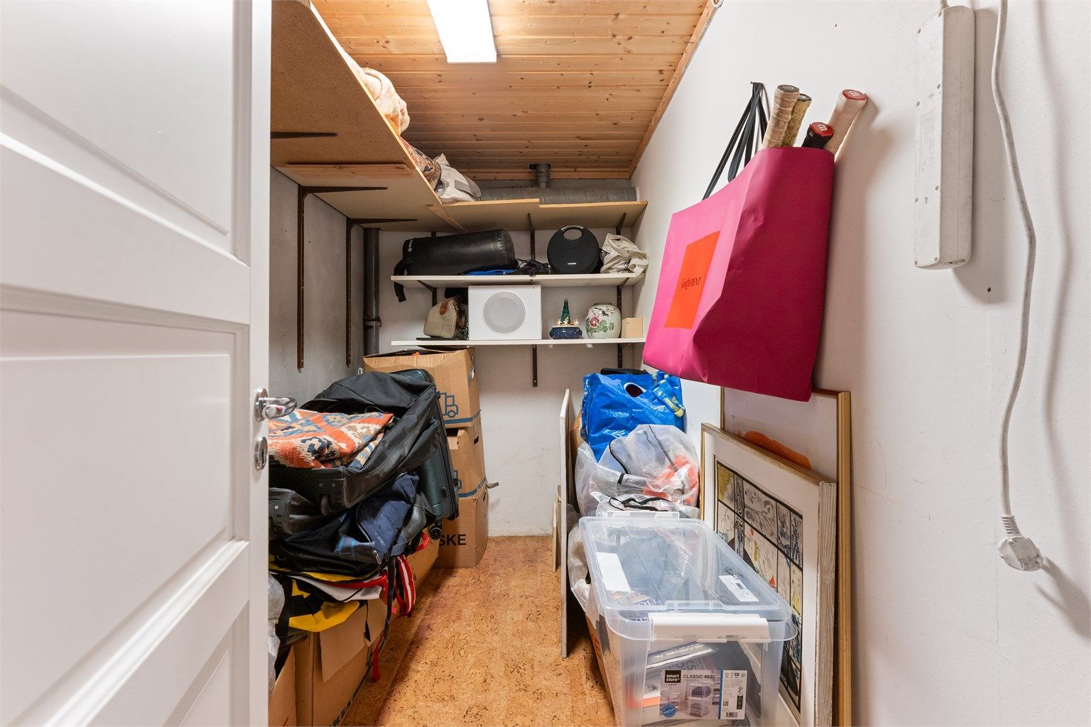 Boligen har rikelig med lagringsplass, inkludert to boder i kjelleren.