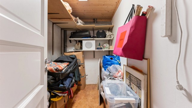 Boligen har rikelig med lagringsplass, inkludert to boder i kjelleren.