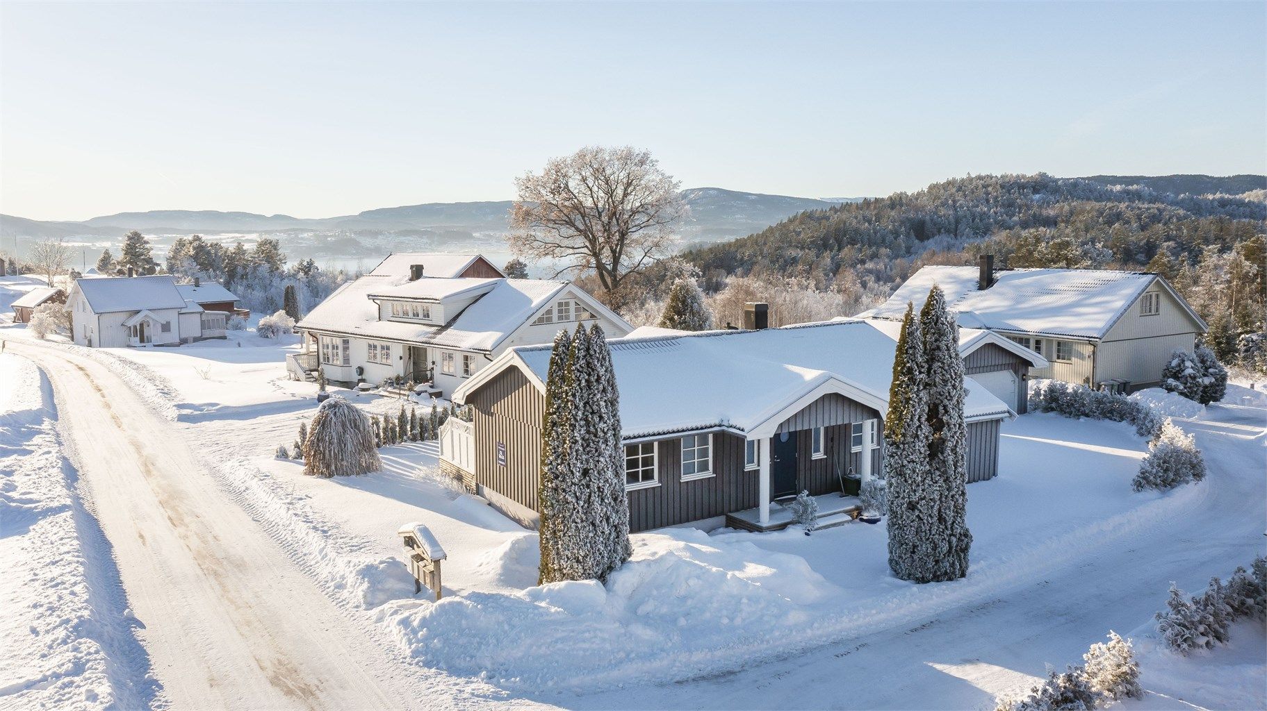 Eiendommen ligger i landlige omgivelser i Valebø