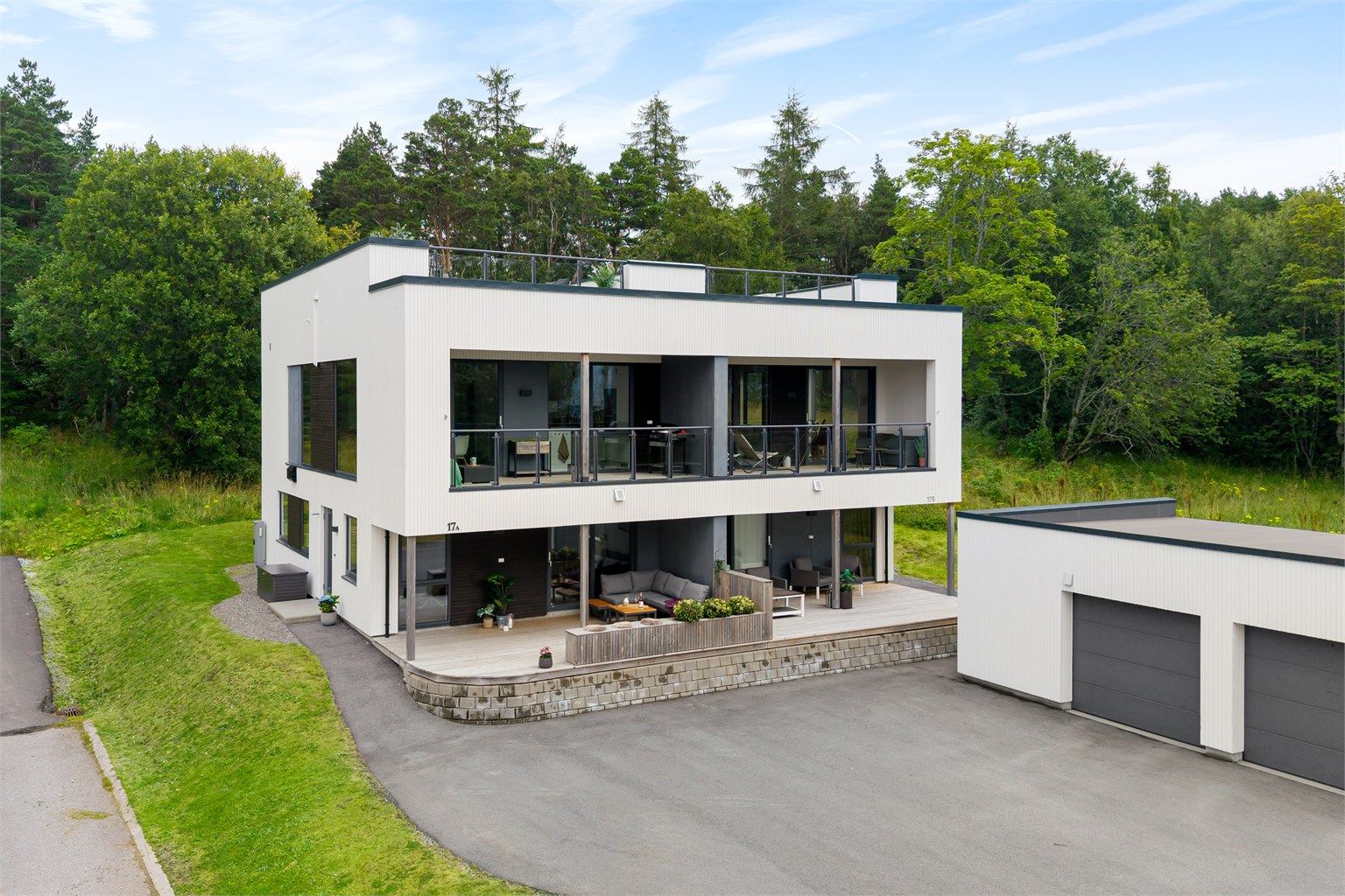 Moderne arkitektur med store glassflater og en funksjonell planløsning.