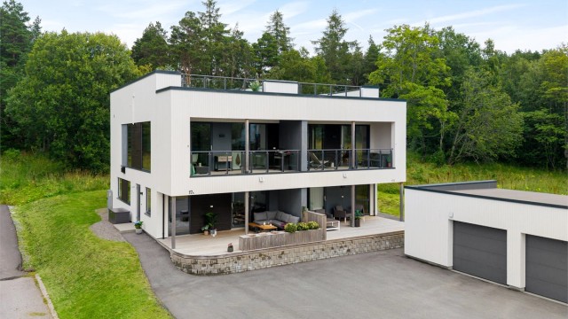 Moderne arkitektur med store glassflater og en funksjonell planløsning.
