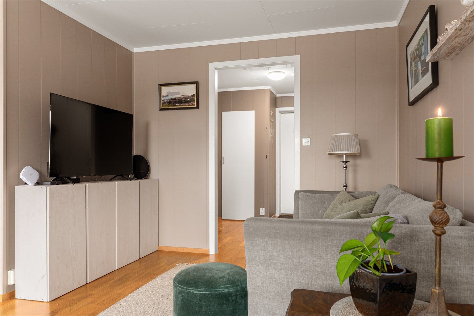 God plass til sofa i tilknytning til tv`en 