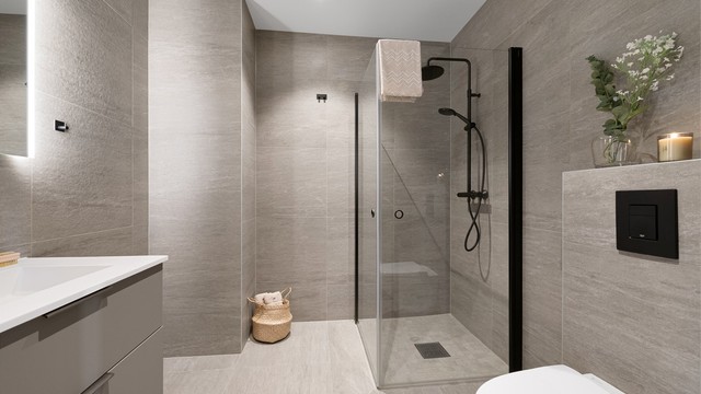 Lekkert bad i hovedetasje med gulvvarme og downlights i taket. Oppgradert en del i forhold til standardleveransen med blant annet regnfall dusj