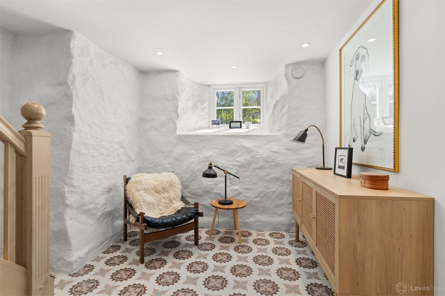 Romslig trappegang med gulvfliser med varmekabler og downlights