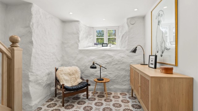 Romslig trappegang med gulvfliser med varmekabler og downlights