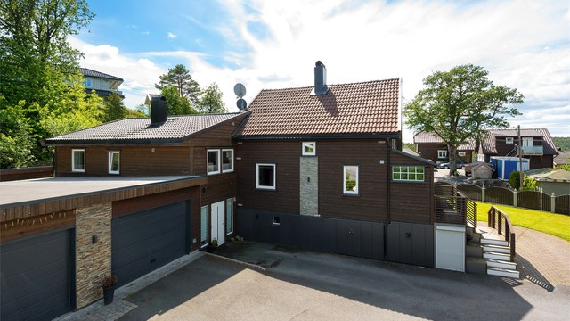 Boligen går over tre etasjer. Denne seksjonen er den fremste boligdelen og garasjedelen til venstre.