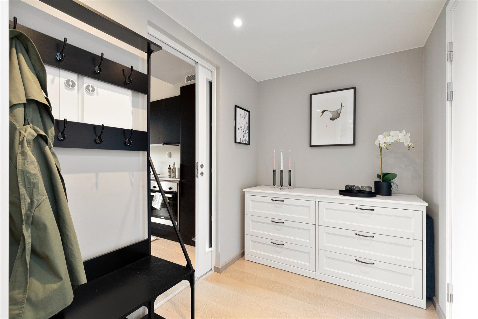 God entré med plass til garderobeskap/kommode i nisjen. I tillegg er det plass til løsning for oppheng av ytterjakker etc.