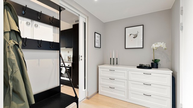 God entré med plass til garderobeskap/kommode i nisjen. I tillegg er det plass til løsning for oppheng av ytterjakker etc.