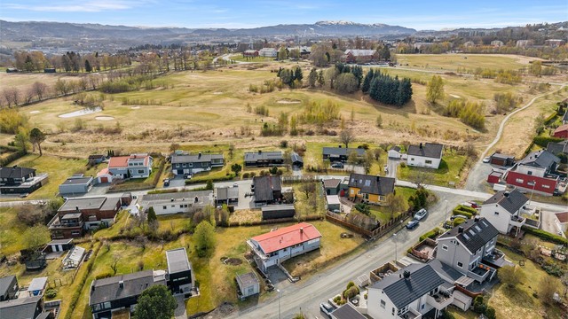 Eiendommen ligger i umiddelbar nærhet til Havstein golfbane, med åpne grøntområder og gode rekreasjonsmuligheter rett i nærområdet. Dette gir en luftig og attraktiv beliggenhet med nærhet til natur og aktivitetstilbud.