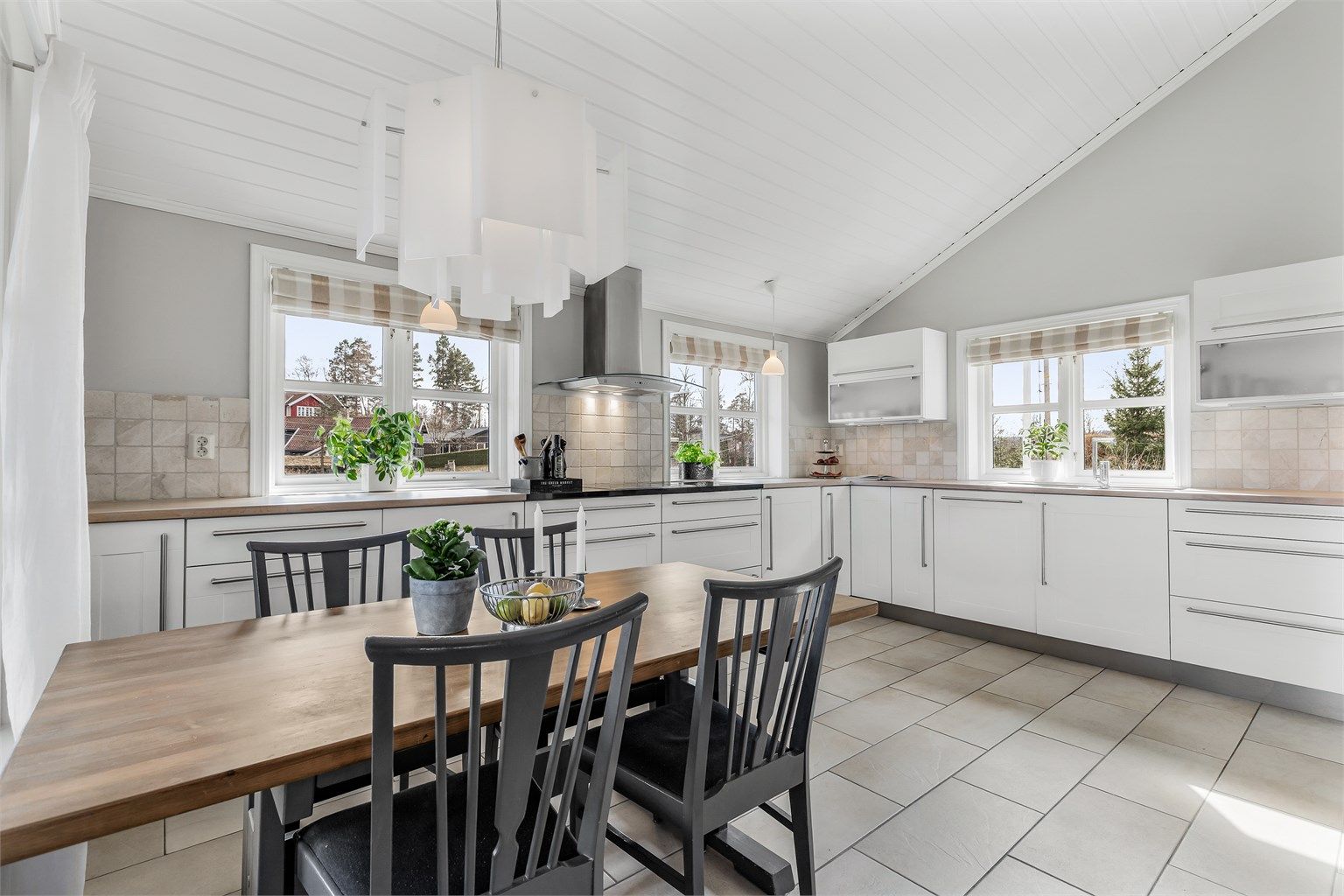 Det er plass til mindre spisebord på kjøkkenet.