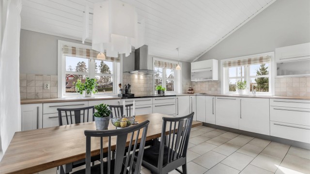 Det er plass til mindre spisebord på kjøkkenet.