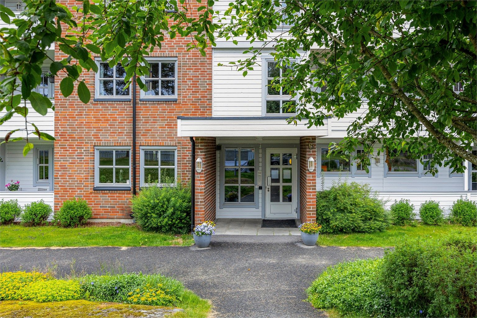 Hyggelig inngangsparti med callin system