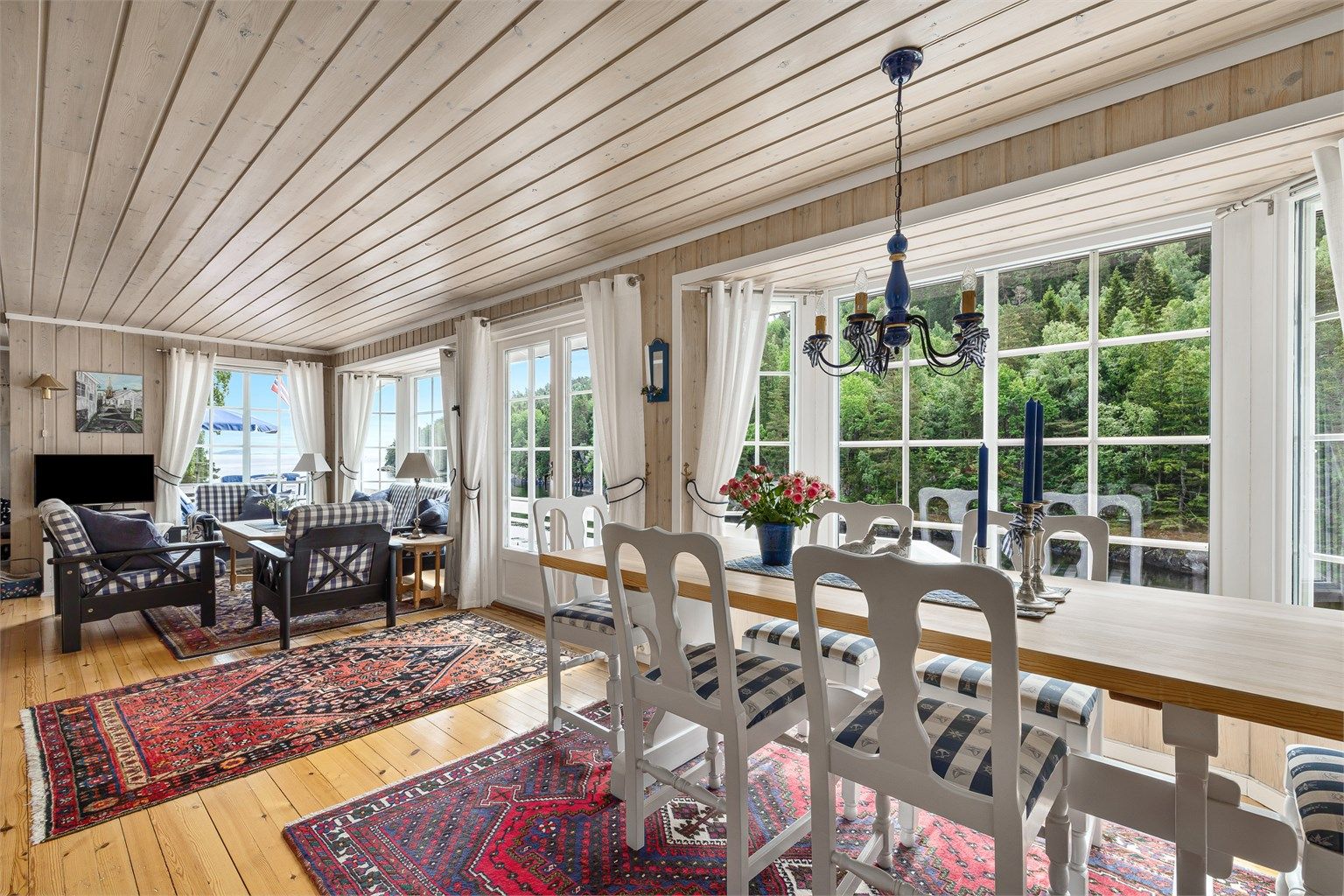 Stua er, naturlig nok, plassert mot sjøen og med store deler av veggen som vindusflate er utsikten upåklagelig, også herfra.