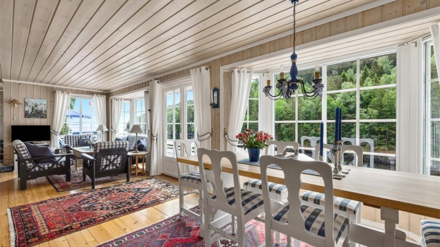 Stua er, naturlig nok, plassert mot sjøen og med store deler av veggen som vindusflate er utsikten upåklagelig, også herfra.