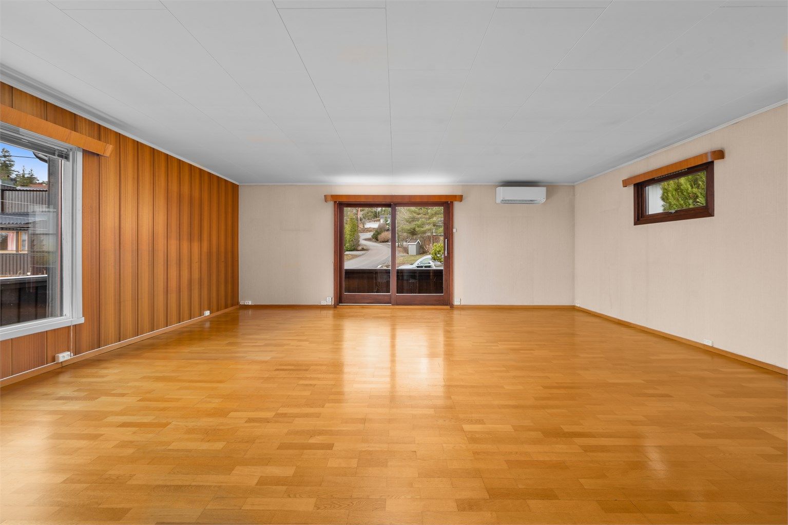 Fra stuen er det direkte utgang via heve-/skyvedør til en stor, sydvestvendt veranda.