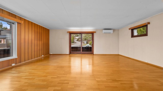 Fra stuen er det direkte utgang via heve-/skyvedør til en stor, sydvestvendt veranda.