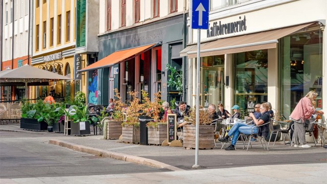 Området rundt leiligheten er proppfull av koselige spiseplasser, antikvitetsbutikker, barer og kafeer.