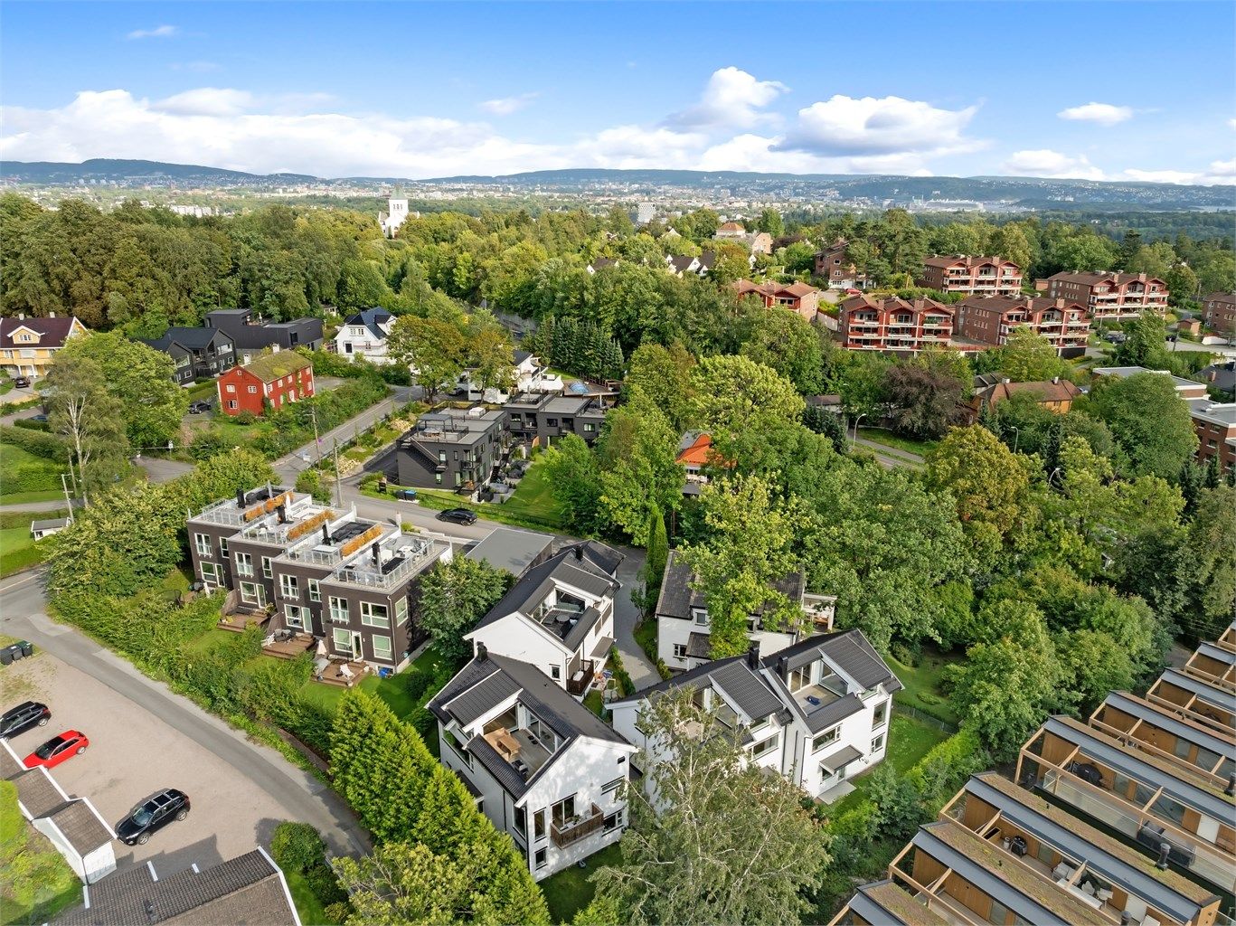 Boligen er flott beliggende i et rolig og barnevennlig område på Ullern, med kort gangavstand til T-bane, buss, butikker, kaféer, restauranter, turområder, barnehager og skole