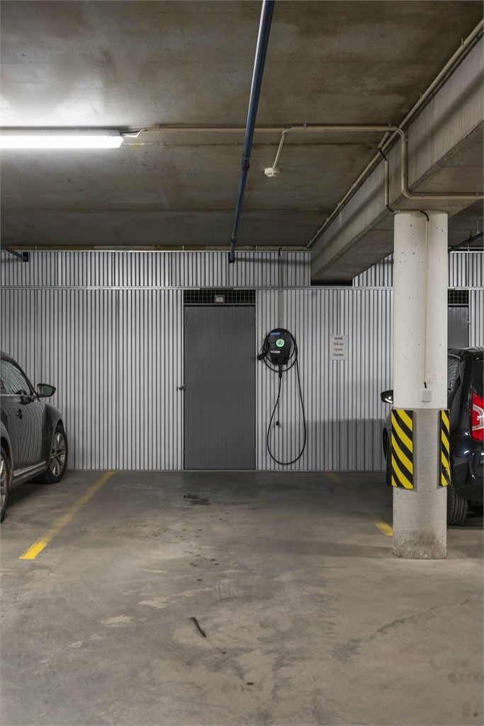 Leiligheten disponerer parkeringsplass i garasjekjeller med el-billader og bod.