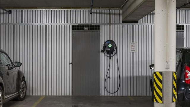 Leiligheten disponerer parkeringsplass i garasjekjeller med el-billader og bod.