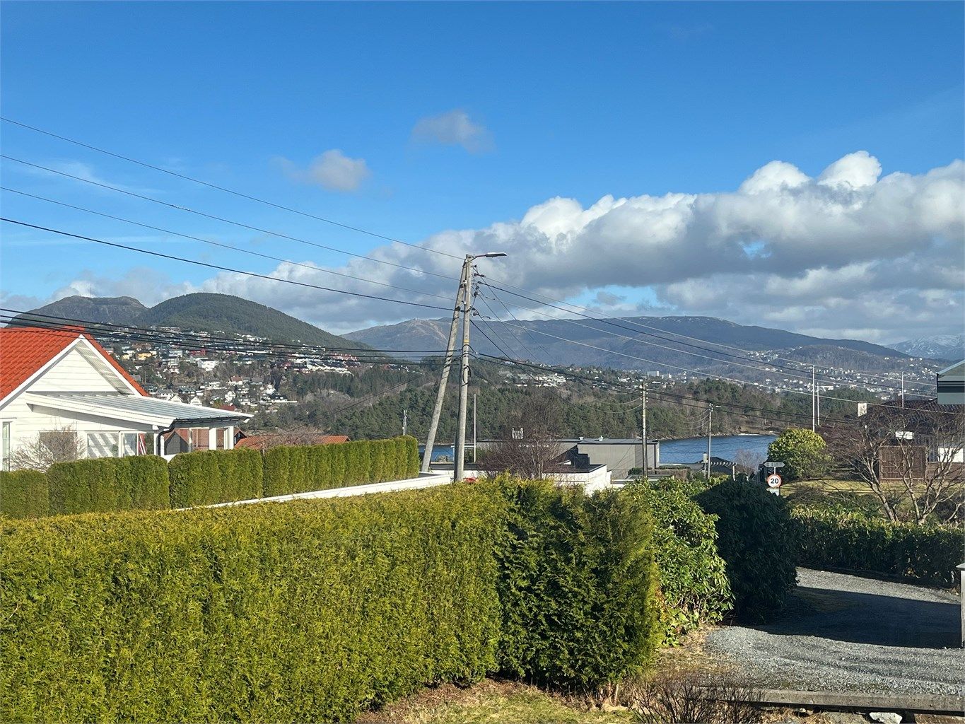 Utsikt fra terrasse ved stuen.