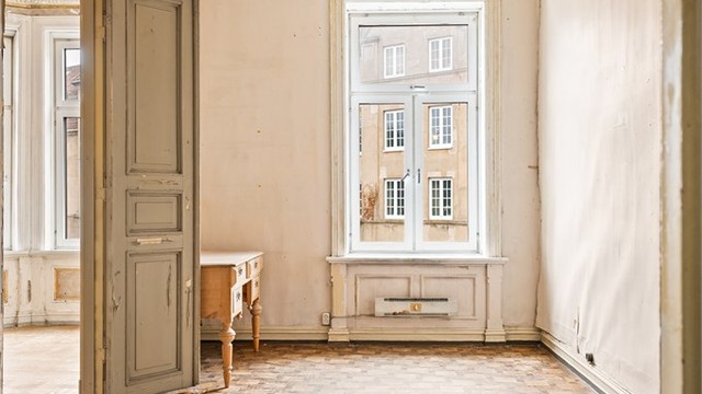 Klassiske detaljer som takrosetter og stukkatur er bevart i flere av rommene.