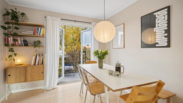 Hyggelig og luftig spisestue med utgang til balkong - Terrassedøren i glass inviterer deg ut og omgivelsene inn.