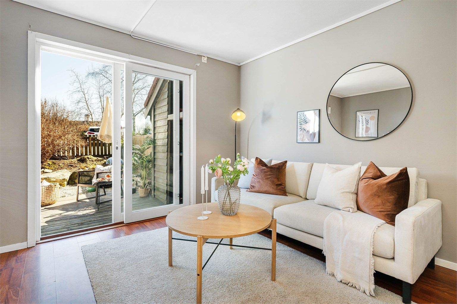 Skyvedøren slipper inn godt med dagslys, og skaper en luftig og åpen atmosfære