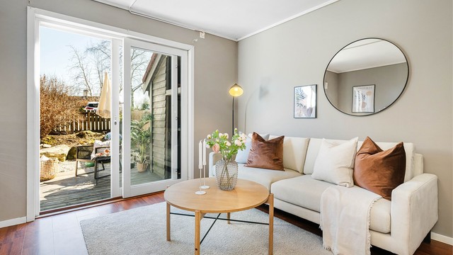 Skyvedøren slipper inn godt med dagslys, og skaper en luftig og åpen atmosfære