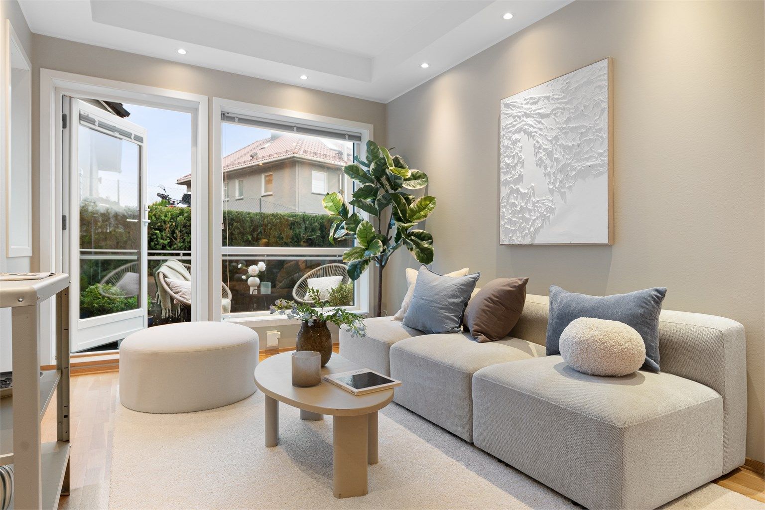 Lys og meget tiltalende stue med store vindusflater som tilbyr godt med lysinnslipp.