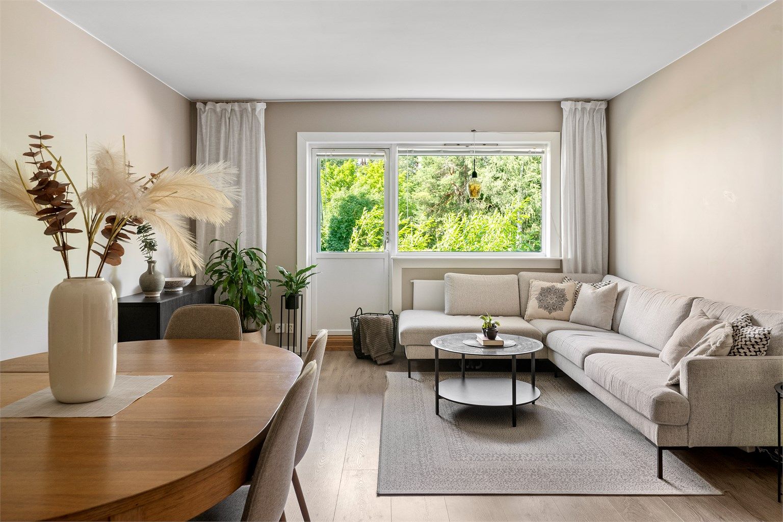 Leiligheten har en lys og romslig stue