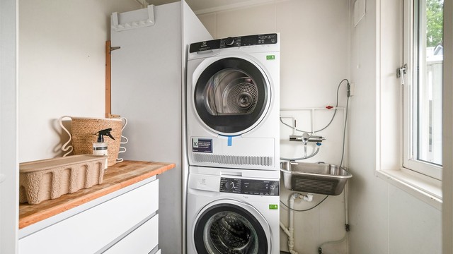 Boligen har et svært praktisk og flislagt vaskerom med vindu. Rommet har opplegg for vaskemaskin og varmtvannsberederen på 287 liter er plassert i høyskap.