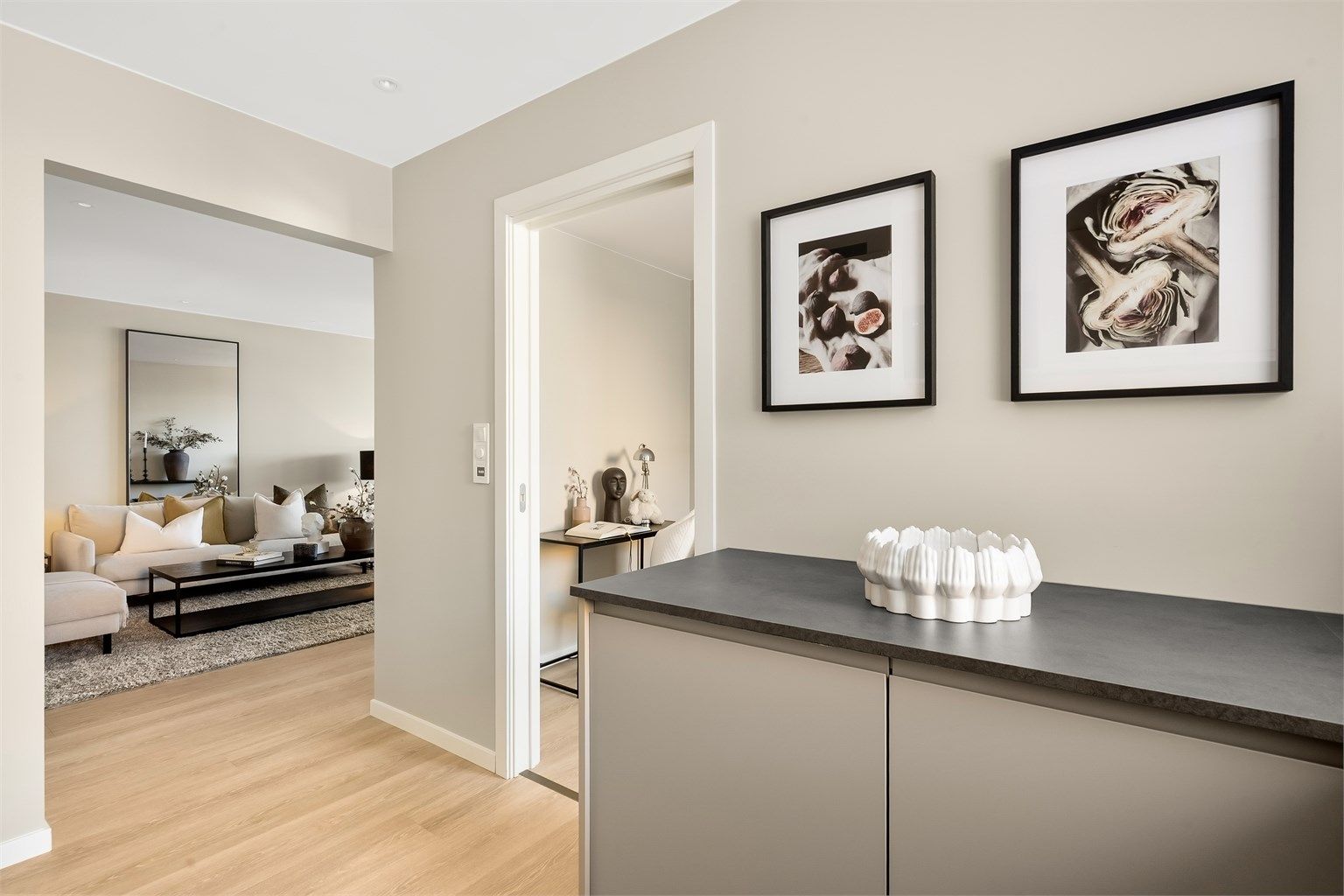 Den gjennomgående material- og fargepaletten binder rommene elegant sammen.