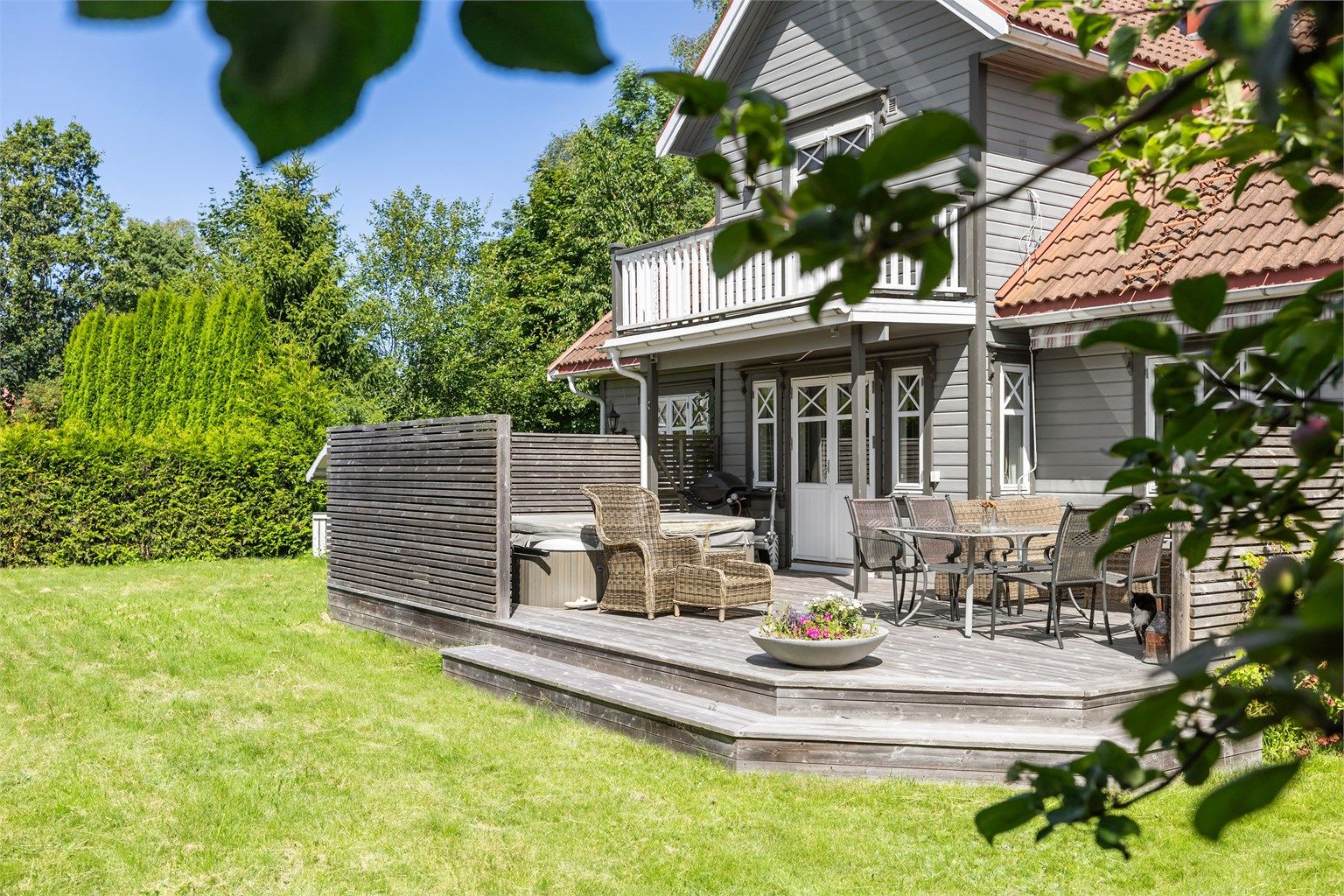 Stor og solfylt terrasse. 