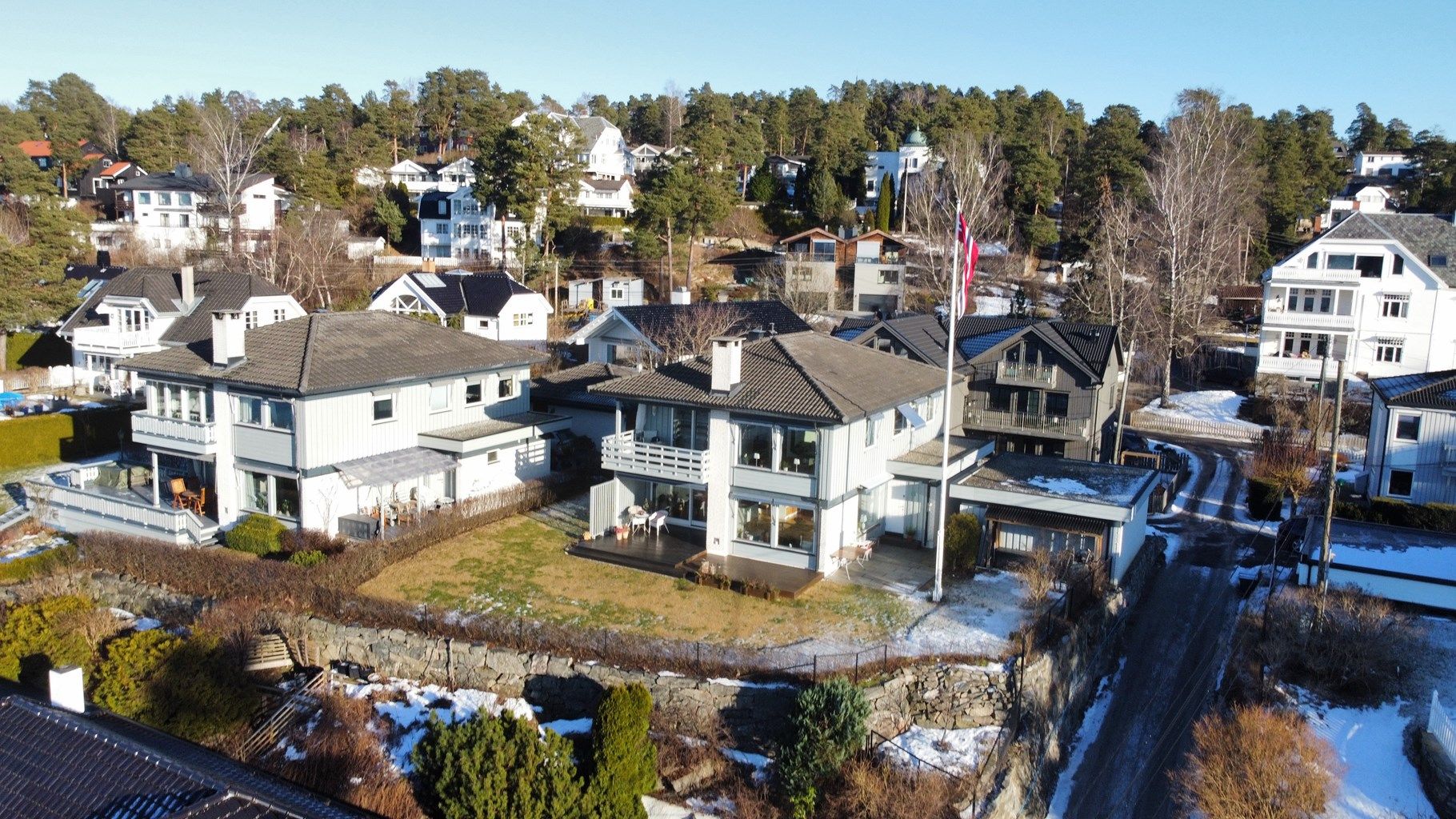 Velkommen til Dalsnaret 1E og denne svært innholdsrike eneboligen med flott og solrik beliggenhet på Ljan - Presentert av Christoffer S. Akerjordet og Krogsveen Nordstrand