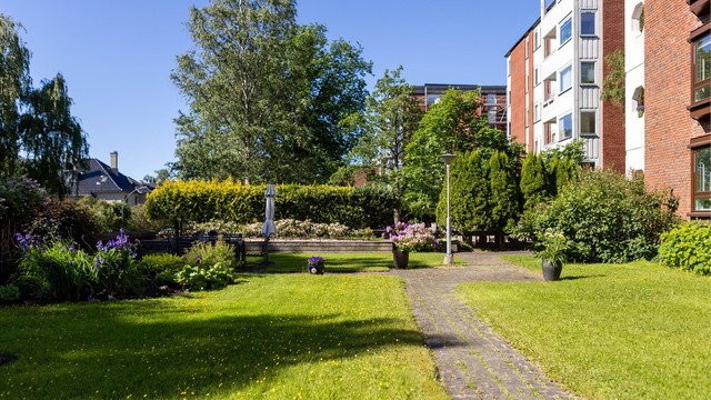 Velstelte uteområder og frodig beplantning bidrar til den rolige atmosfæren i sameiet.