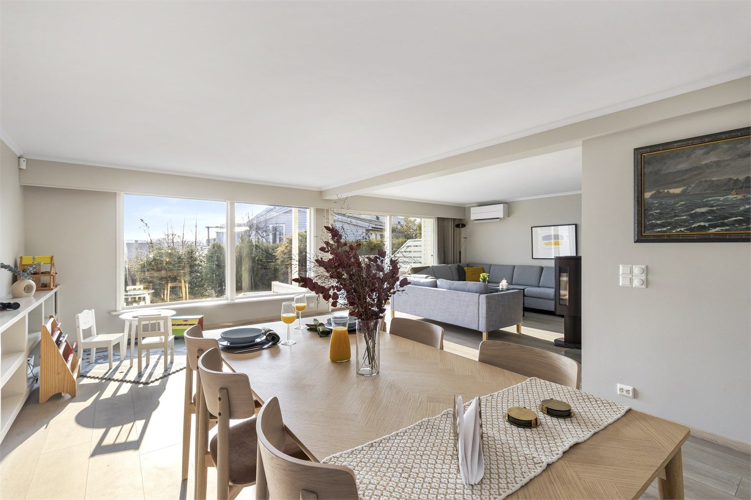 De store vindusflatene gir rikelig med naturlig lys og en åpen atmosfære.