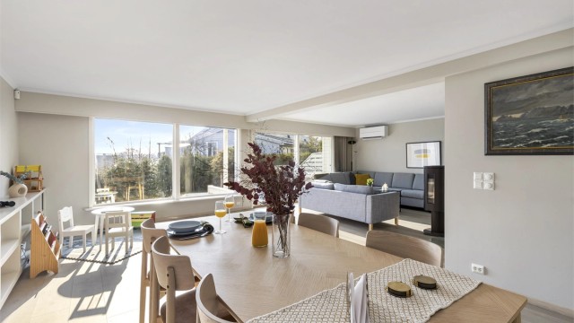 De store vindusflatene gir rikelig med naturlig lys og en åpen atmosfære.