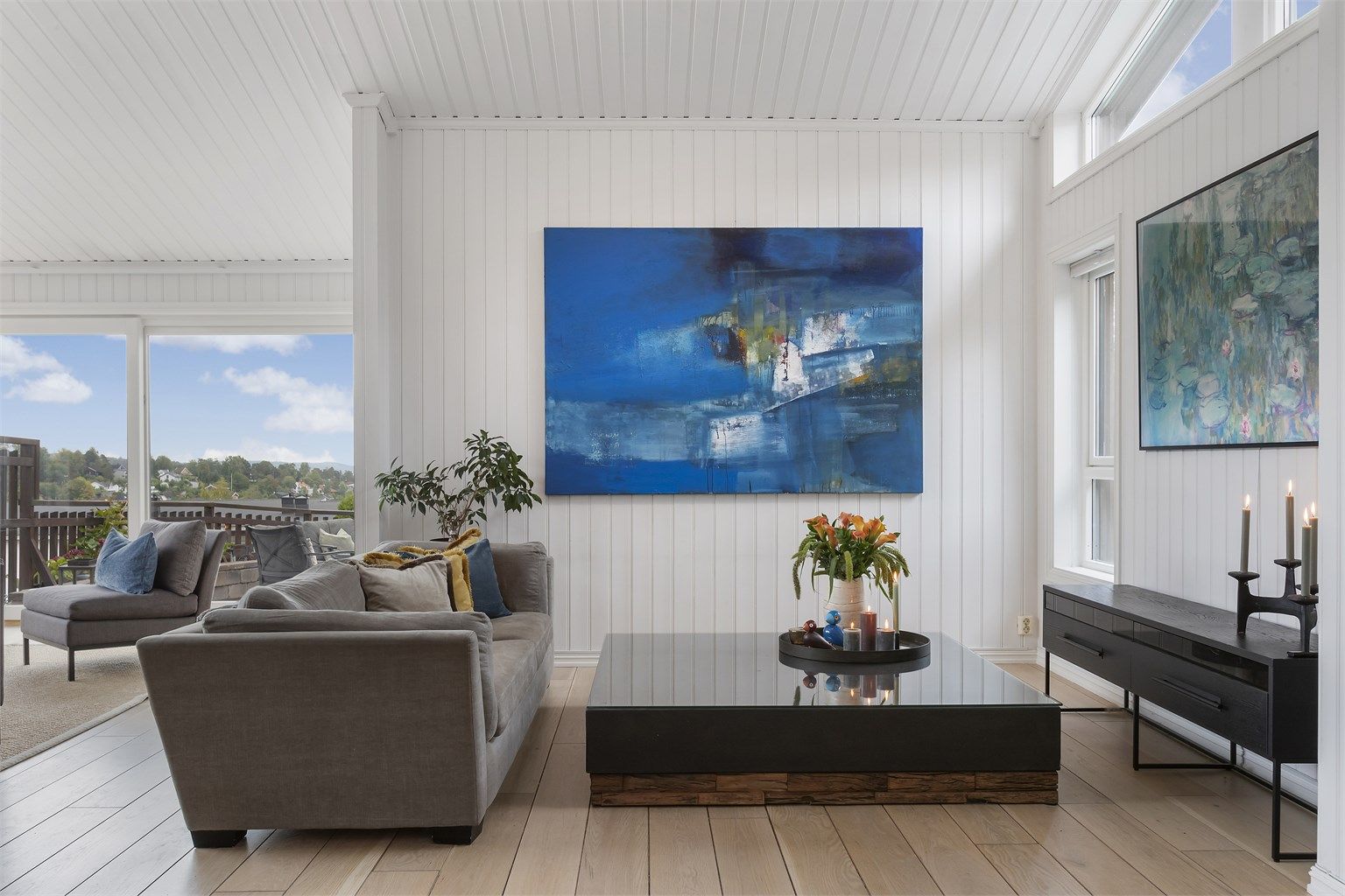 Stuen gir god plass til flere sittegrupper og fleksible møbleringsløsninger.