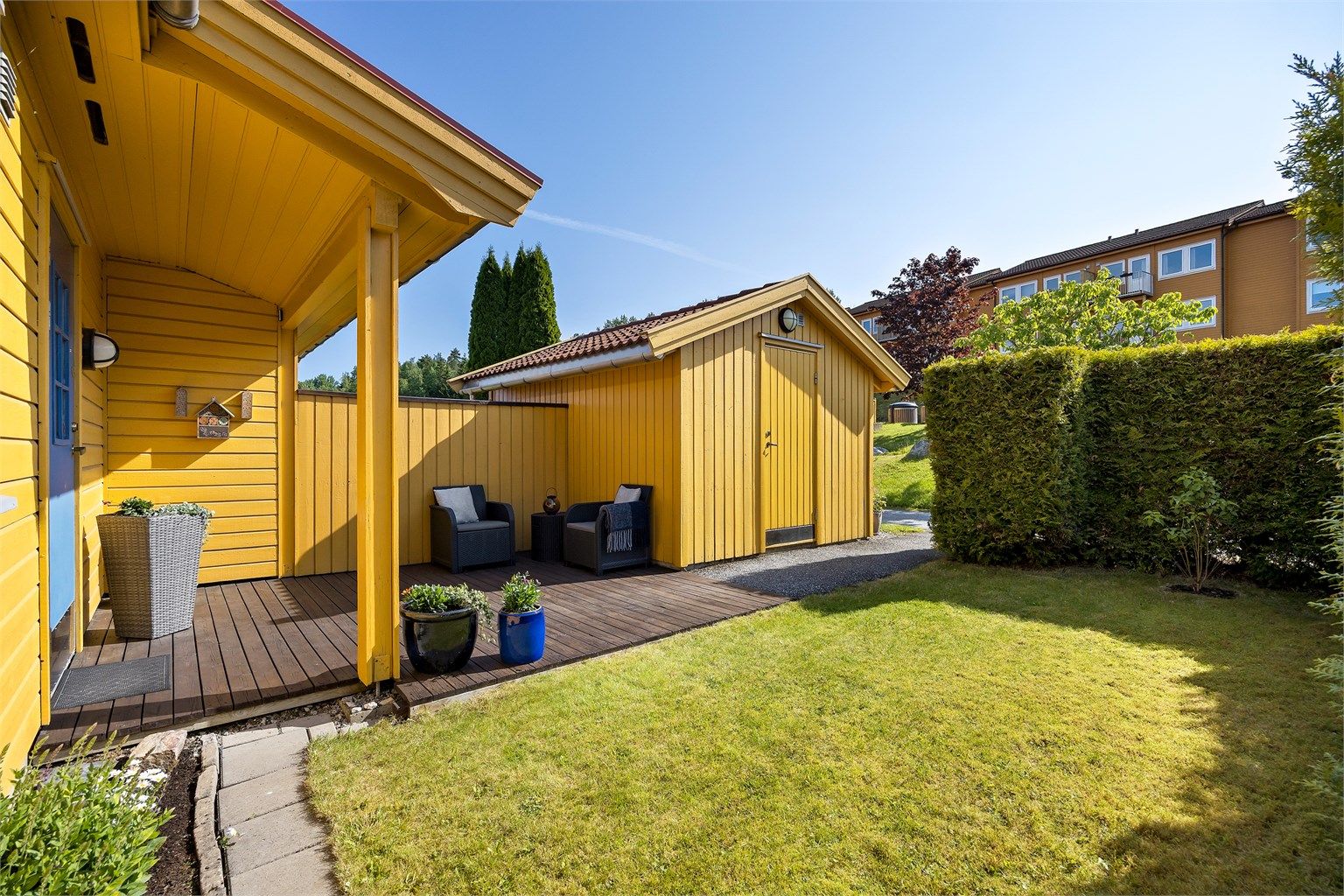 Fint og skjermet inngangsparti - Stor utebod - Perfekt å sitte her med frokost en sommerdag, eller bare nyte varmen i skyggen