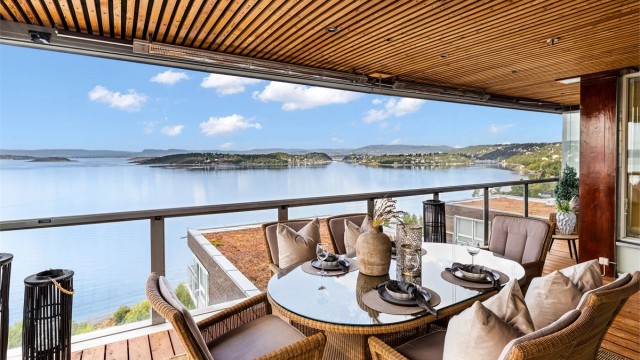 Terrassen har gassuttak til grill (tilkoblet felles gassanlegg), strålevarmere, stikkontakter, sprinkleranlegg