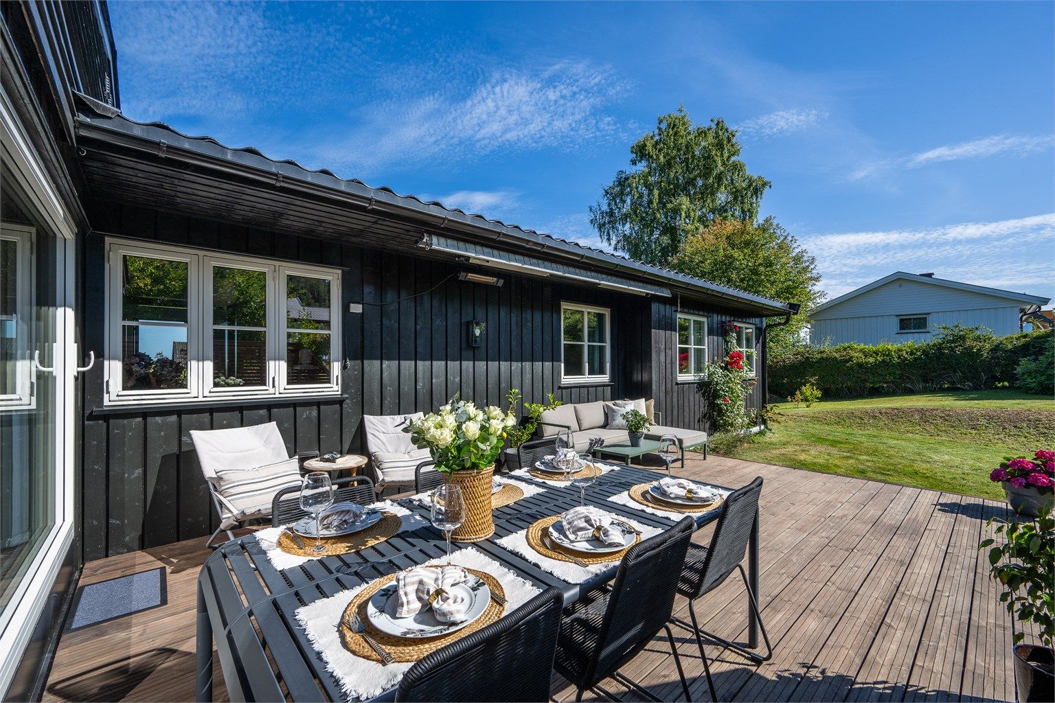 Eiendommen har to store solfylte terrasser med direkte adkomst fra stuen og videre ut i hagen.