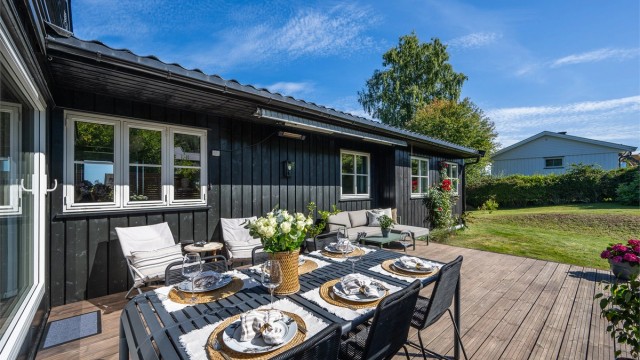 Eiendommen har to store solfylte terrasser med direkte adkomst fra stuen og videre ut i hagen.