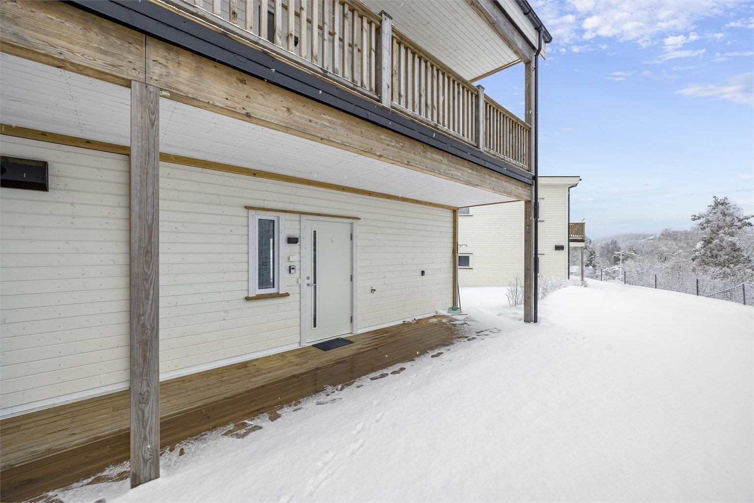 Inngangsparti med takoverbygg. Her kan man nyte morgensolen og fritt utsyn.