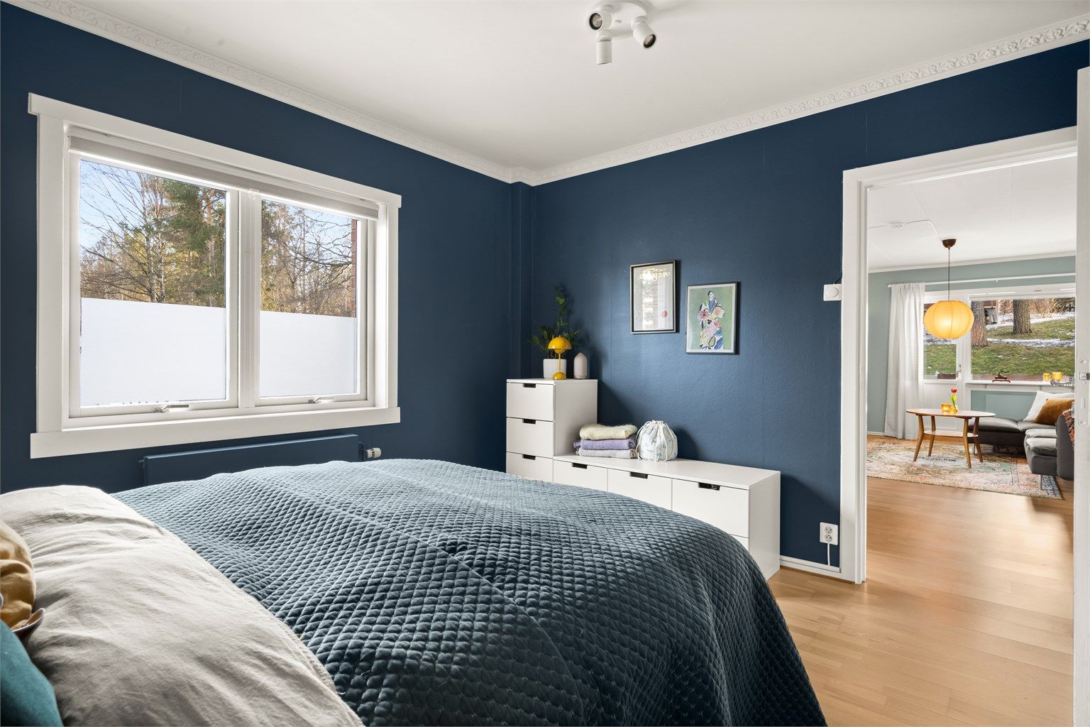 Rommet har en rolig og behagelig atmosfære.