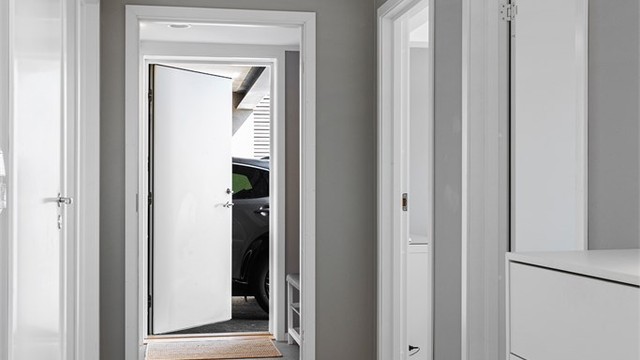 Boligen har gjennomgående materialvalg og god takhøyde.