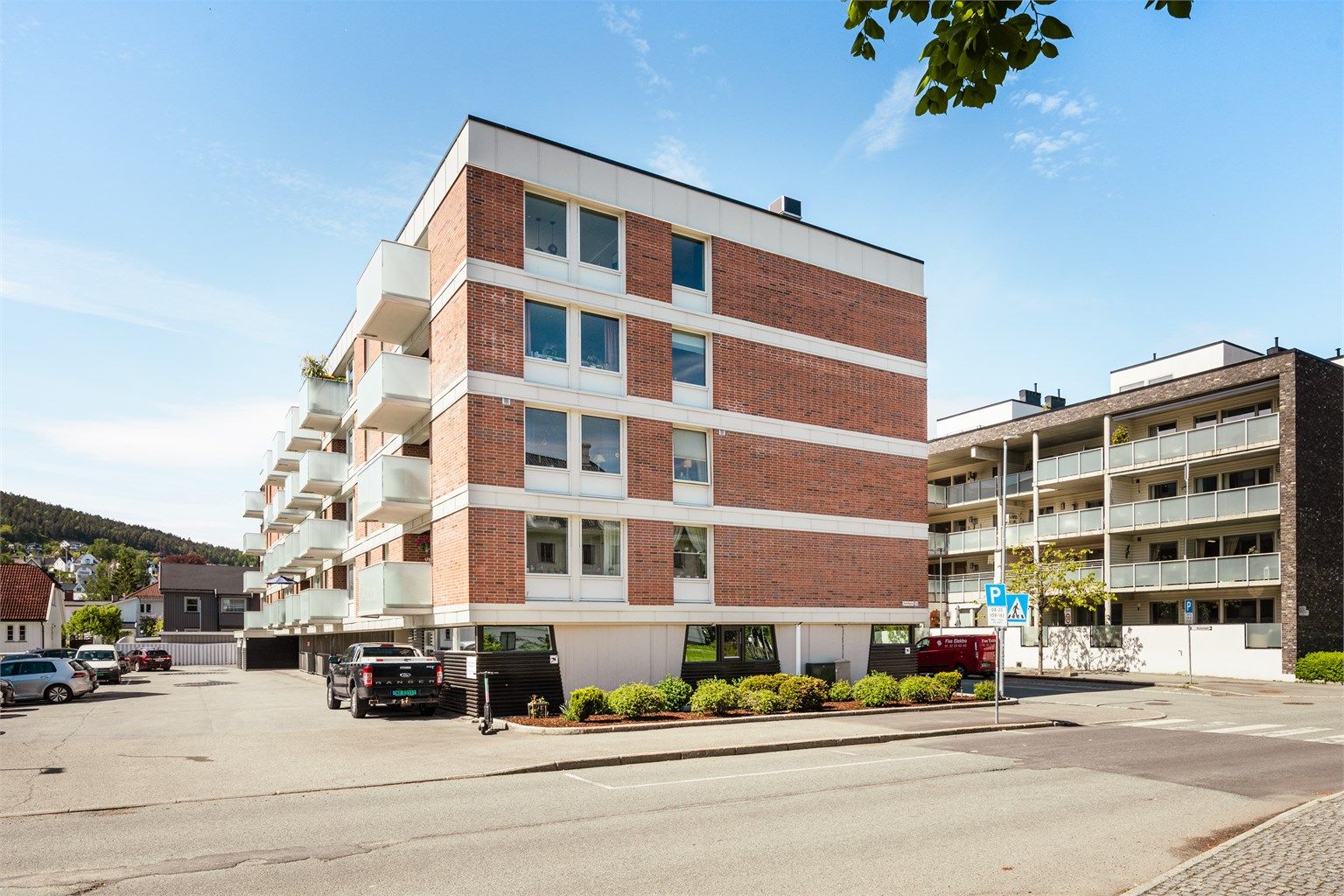 Sentral beliggenhet med bla Drammen videregående skole i umiddelbar nærhet.