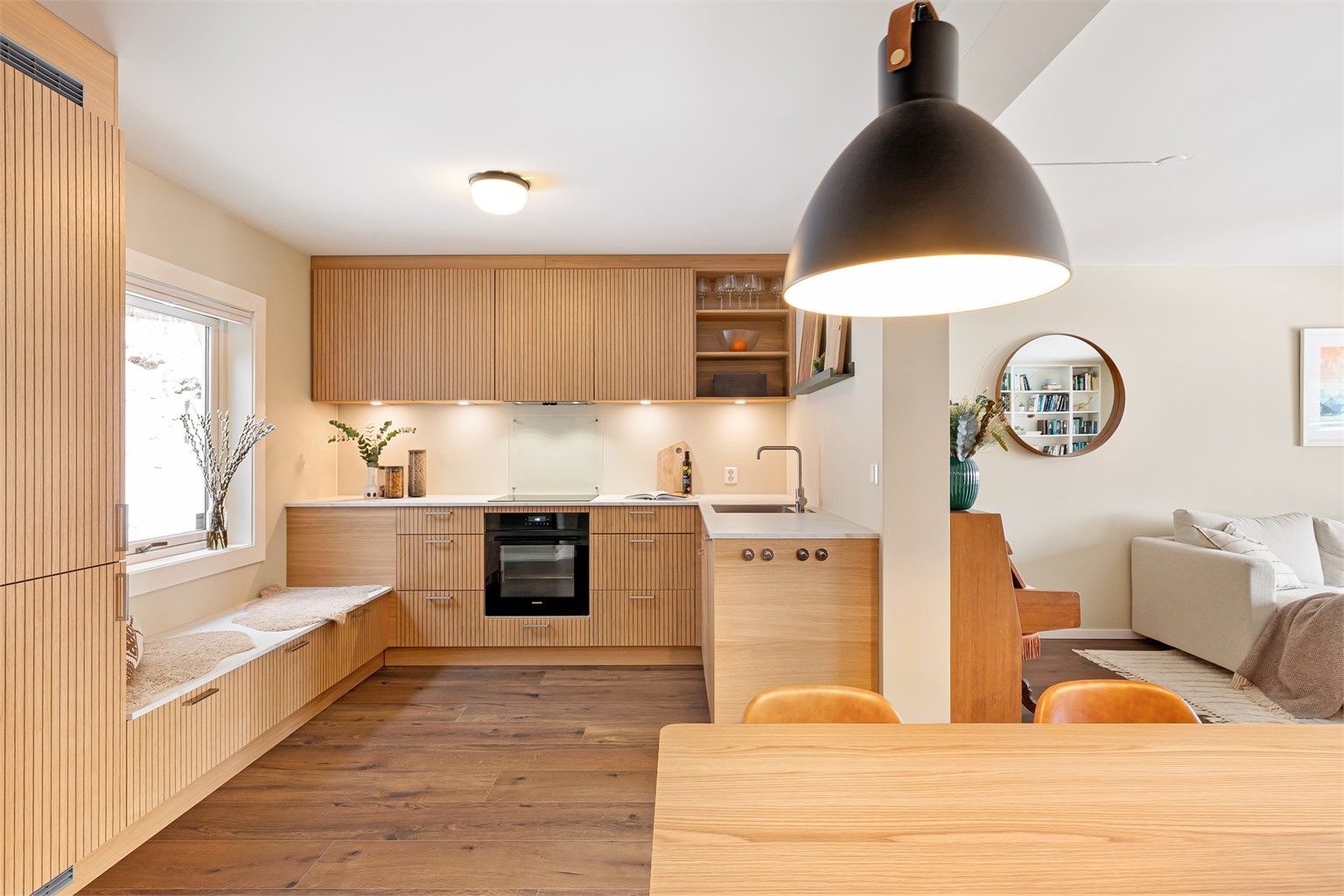 Hele 1. etasje ble pusset opp med bytte av bærebjelke, nytt lekkert Kvik kjøkken, nye gulv- og veggflater i 2024